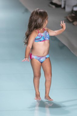 Funkshion yüzmek 2017 yılında Miami Beach üzerinde 23 Temmuz 2017 sırasında pist Tasarımcısı Lybethras yaz 2017 defile için bir model yürür