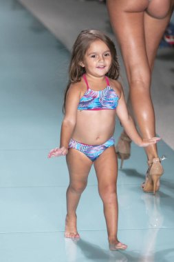 Funkshion yüzmek 2017 yılında Miami Beach üzerinde 23 Temmuz 2017 sırasında pist Tasarımcısı Lybethras yaz 2017 defile için bir model yürür