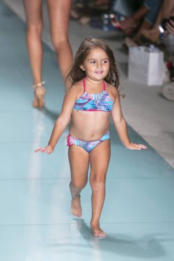 Funkshion yüzmek 2017 yılında Miami Beach üzerinde 23 Temmuz 2017 sırasında pist Tasarımcısı Lybethras yaz 2017 defile için bir model yürür