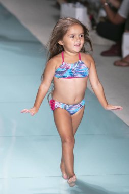 Funkshion yüzmek 2017 yılında Miami Beach üzerinde 23 Temmuz 2017 sırasında pist Tasarımcısı Lybethras yaz 2017 defile için bir model yürür