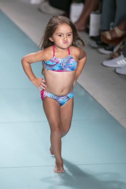 Funkshion yüzmek 2017 yılında Miami Beach üzerinde 23 Temmuz 2017 sırasında pist Tasarımcısı Lybethras yaz 2017 defile için bir model yürür