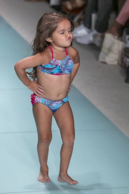 Funkshion yüzmek 2017 yılında Miami Beach üzerinde 23 Temmuz 2017 sırasında pist Tasarımcısı Lybethras yaz 2017 defile için bir model yürür