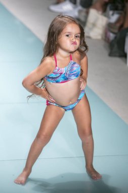 Funkshion yüzmek 2017 yılında Miami Beach üzerinde 23 Temmuz 2017 sırasında pist Tasarımcısı Lybethras yaz 2017 defile için bir model yürür