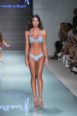 Funkshion yüzmek 2017 yılında Miami Beach üzerinde 23 Temmuz 2017 sırasında pist Tasarımcısı Lybethras yaz 2017 defile için bir model yürür