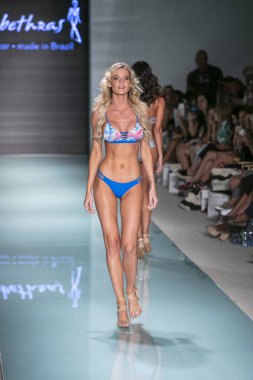 Funkshion yüzmek 2017 yılında Miami Beach üzerinde 23 Temmuz 2017 sırasında pist Tasarımcısı Lybethras yaz 2017 defile için bir model yürür