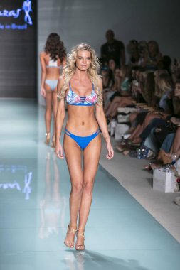 Funkshion yüzmek 2017 yılında Miami Beach üzerinde 23 Temmuz 2017 sırasında pist Tasarımcısı Lybethras yaz 2017 defile için bir model yürür