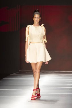 Manken Miami Moda Enstitüsü göstermek Resort 2018 koleksiyonda Miami moda hafta 2017 Miami'de Buz Sarayı'nda 31 Mayıs 2018 üzerinde sırasında pist yürür