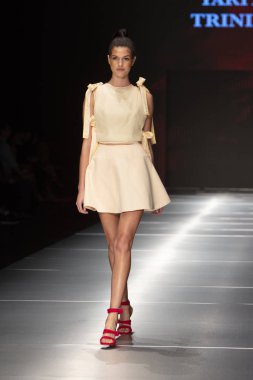 Manken Miami Moda Enstitüsü göstermek Resort 2018 koleksiyonda Miami moda hafta 2017 Miami'de Buz Sarayı'nda 31 Mayıs 2018 üzerinde sırasında pist yürür