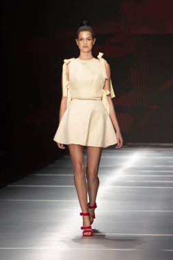 Manken Miami Moda Enstitüsü göstermek Resort 2018 koleksiyonda Miami moda hafta 2017 Miami'de Buz Sarayı'nda 31 Mayıs 2018 üzerinde sırasında pist yürür