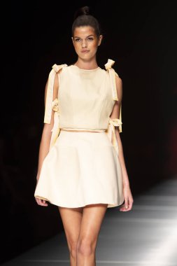 Manken Miami Moda Enstitüsü göstermek Resort 2018 koleksiyonda Miami moda hafta 2017 Miami'de Buz Sarayı'nda 31 Mayıs 2018 üzerinde sırasında pist yürür