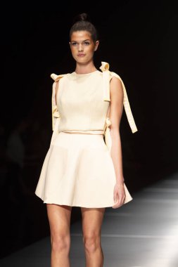 Manken Miami Moda Enstitüsü göstermek Resort 2018 koleksiyonda Miami moda hafta 2017 Miami'de Buz Sarayı'nda 31 Mayıs 2018 üzerinde sırasında pist yürür