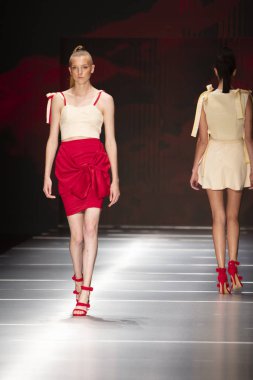 Manken Miami Moda Enstitüsü göstermek Resort 2018 koleksiyonda Miami moda hafta 2017 Miami'de Buz Sarayı'nda 31 Mayıs 2018 üzerinde sırasında pist yürür