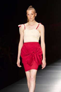 Manken Miami Moda Enstitüsü göstermek Resort 2018 koleksiyonda Miami moda hafta 2017 Miami'de Buz Sarayı'nda 31 Mayıs 2018 üzerinde sırasında pist yürür