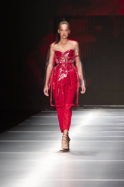 Manken Miami Moda Enstitüsü göstermek Resort 2018 koleksiyonda Miami moda hafta 2017 Miami'de Buz Sarayı'nda 31 Mayıs 2018 üzerinde sırasında pist yürür