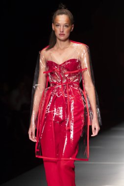 Manken Miami Moda Enstitüsü göstermek Resort 2018 koleksiyonda Miami moda hafta 2017 Miami'de Buz Sarayı'nda 31 Mayıs 2018 üzerinde sırasında pist yürür