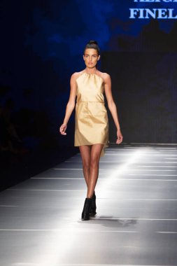 Manken Miami Moda Enstitüsü göstermek Resort 2018 koleksiyonda Miami moda hafta 2017 Miami'de Buz Sarayı'nda 31 Mayıs 2018 üzerinde sırasında pist yürür