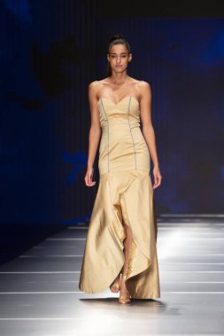 Manken Miami Moda Enstitüsü göstermek Resort 2018 koleksiyonda Miami moda hafta 2017 Miami'de Buz Sarayı'nda 31 Mayıs 2018 üzerinde sırasında pist yürür