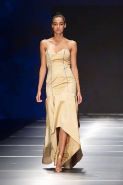 Manken Miami Moda Enstitüsü göstermek Resort 2018 koleksiyonda Miami moda hafta 2017 Miami'de Buz Sarayı'nda 31 Mayıs 2018 üzerinde sırasında pist yürür