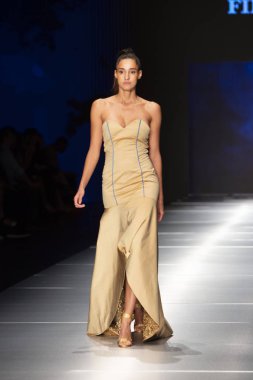 Manken Miami Moda Enstitüsü göstermek Resort 2018 koleksiyonda Miami moda hafta 2017 Miami'de Buz Sarayı'nda 31 Mayıs 2018 üzerinde sırasında pist yürür