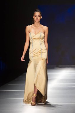 Manken Miami Moda Enstitüsü göstermek Resort 2018 koleksiyonda Miami moda hafta 2017 Miami'de Buz Sarayı'nda 31 Mayıs 2018 üzerinde sırasında pist yürür