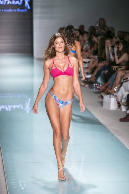 Funkshion yüzmek 2017 yılında Miami Beach üzerinde 23 Temmuz 2017 sırasında pist Tasarımcısı Lybethras yaz 2017 defile için bir model yürür