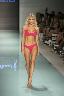 Funkshion yüzmek 2017 yılında Miami Beach üzerinde 23 Temmuz 2017 sırasında pist Tasarımcısı Lybethras yaz 2017 defile için bir model yürür