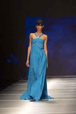 Manken Miami Moda Enstitüsü göstermek Resort 2018 koleksiyonda Miami moda hafta 2017 Miami'de Buz Sarayı'nda 31 Mayıs 2018 üzerinde sırasında pist yürür