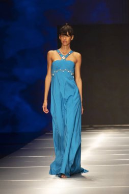 Manken Miami Moda Enstitüsü göstermek Resort 2018 koleksiyonda Miami moda hafta 2017 Miami'de Buz Sarayı'nda 31 Mayıs 2018 üzerinde sırasında pist yürür