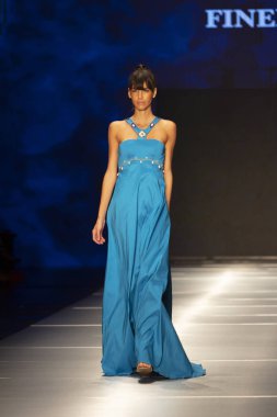 Manken Miami Moda Enstitüsü göstermek Resort 2018 koleksiyonda Miami moda hafta 2017 Miami'de Buz Sarayı'nda 31 Mayıs 2018 üzerinde sırasında pist yürür