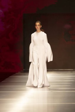 Manken Miami Moda Enstitüsü göstermek Resort 2018 koleksiyonda Miami moda hafta 2017 Miami'de Buz Sarayı'nda 31 Mayıs 2018 üzerinde sırasında pist yürür