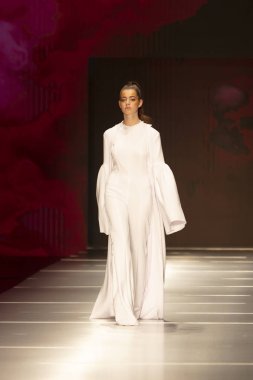 Manken Miami Moda Enstitüsü göstermek Resort 2018 koleksiyonda Miami moda hafta 2017 Miami'de Buz Sarayı'nda 31 Mayıs 2018 üzerinde sırasında pist yürür