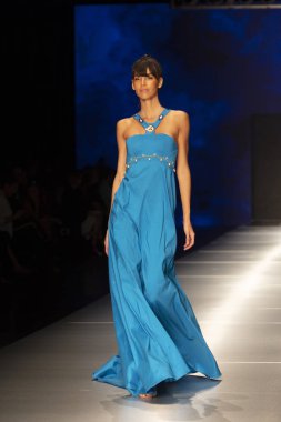 Manken Miami Moda Enstitüsü göstermek Resort 2018 koleksiyonda Miami moda hafta 2017 Miami'de Buz Sarayı'nda 31 Mayıs 2018 üzerinde sırasında pist yürür