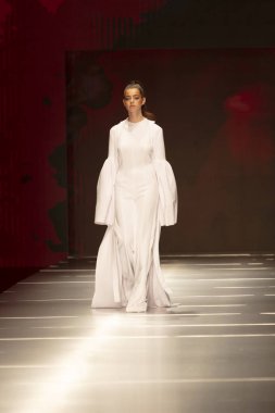 Manken Miami Moda Enstitüsü göstermek Resort 2018 koleksiyonda Miami moda hafta 2017 Miami'de Buz Sarayı'nda 31 Mayıs 2018 üzerinde sırasında pist yürür