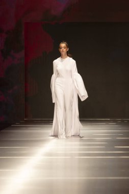 Manken Miami Moda Enstitüsü göstermek Resort 2018 koleksiyonda Miami moda hafta 2017 Miami'de Buz Sarayı'nda 31 Mayıs 2018 üzerinde sırasında pist yürür