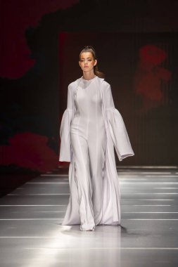 Manken Miami Moda Enstitüsü göstermek Resort 2018 koleksiyonda Miami moda hafta 2017 Miami'de Buz Sarayı'nda 31 Mayıs 2018 üzerinde sırasında pist yürür