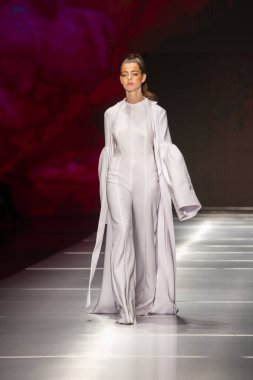 Manken Miami Moda Enstitüsü göstermek Resort 2018 koleksiyonda Miami moda hafta 2017 Miami'de Buz Sarayı'nda 31 Mayıs 2018 üzerinde sırasında pist yürür