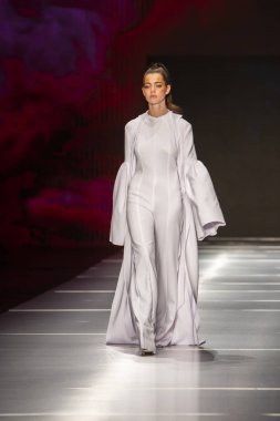 Manken Miami Moda Enstitüsü göstermek Resort 2018 koleksiyonda Miami moda hafta 2017 Miami'de Buz Sarayı'nda 31 Mayıs 2018 üzerinde sırasında pist yürür