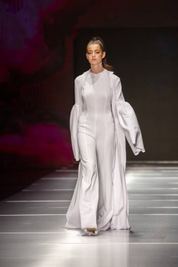 Manken Miami Moda Enstitüsü göstermek Resort 2018 koleksiyonda Miami moda hafta 2017 Miami'de Buz Sarayı'nda 31 Mayıs 2018 üzerinde sırasında pist yürür