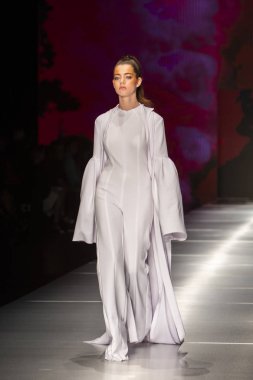 Manken Miami Moda Enstitüsü göstermek Resort 2018 koleksiyonda Miami moda hafta 2017 Miami'de Buz Sarayı'nda 31 Mayıs 2018 üzerinde sırasında pist yürür