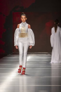 Manken Miami Moda Enstitüsü göstermek Resort 2018 koleksiyonda Miami moda hafta 2017 Miami'de Buz Sarayı'nda 31 Mayıs 2018 üzerinde sırasında pist yürür