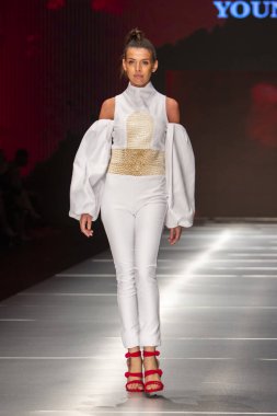 Manken Miami Moda Enstitüsü göstermek Resort 2018 koleksiyonda Miami moda hafta 2017 Miami'de Buz Sarayı'nda 31 Mayıs 2018 üzerinde sırasında pist yürür