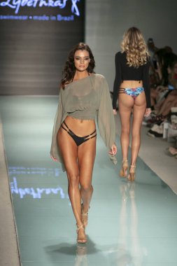 Funkshion yüzmek 2017 yılında Miami Beach üzerinde 23 Temmuz 2017 sırasında pist Tasarımcısı Lybethras yaz 2017 defile için bir model yürür