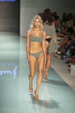Funkshion yüzmek 2017 yılında Miami Beach üzerinde 23 Temmuz 2017 sırasında pist Tasarımcısı Lybethras yaz 2017 defile için bir model yürür