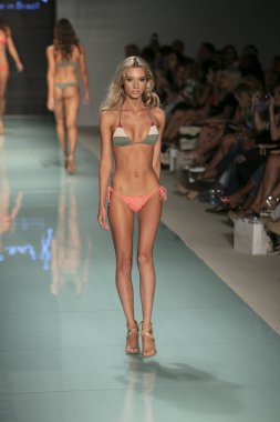 Funkshion yüzmek 2017 yılında Miami Beach üzerinde 23 Temmuz 2017 sırasında pist Tasarımcısı Lybethras yaz 2017 defile için bir model yürür