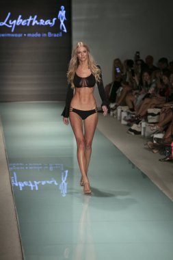 Funkshion yüzmek 2017 yılında Miami Beach üzerinde 23 Temmuz 2017 sırasında pist Tasarımcısı Lybethras yaz 2017 defile için bir model yürür