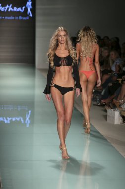 Funkshion yüzmek 2017 yılında Miami Beach üzerinde 23 Temmuz 2017 sırasında pist Tasarımcısı Lybethras yaz 2017 defile için bir model yürür