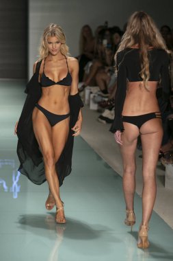 Funkshion yüzmek 2017 yılında Miami Beach üzerinde 23 Temmuz 2017 sırasında pist Tasarımcısı Lybethras yaz 2017 defile için bir model yürür