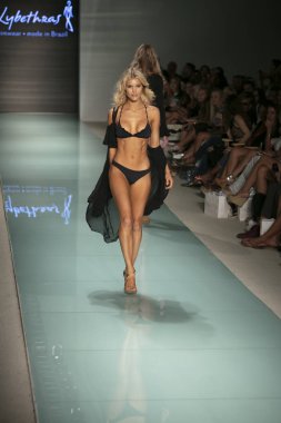 Funkshion yüzmek 2017 yılında Miami Beach üzerinde 23 Temmuz 2017 sırasında pist Tasarımcısı Lybethras yaz 2017 defile için bir model yürür