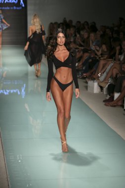 Funkshion yüzmek 2017 yılında Miami Beach üzerinde 23 Temmuz 2017 sırasında pist Tasarımcısı Lybethras yaz 2017 defile için bir model yürür