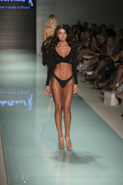 Funkshion yüzmek 2017 yılında Miami Beach üzerinde 23 Temmuz 2017 sırasında pist Tasarımcısı Lybethras yaz 2017 defile için bir model yürür